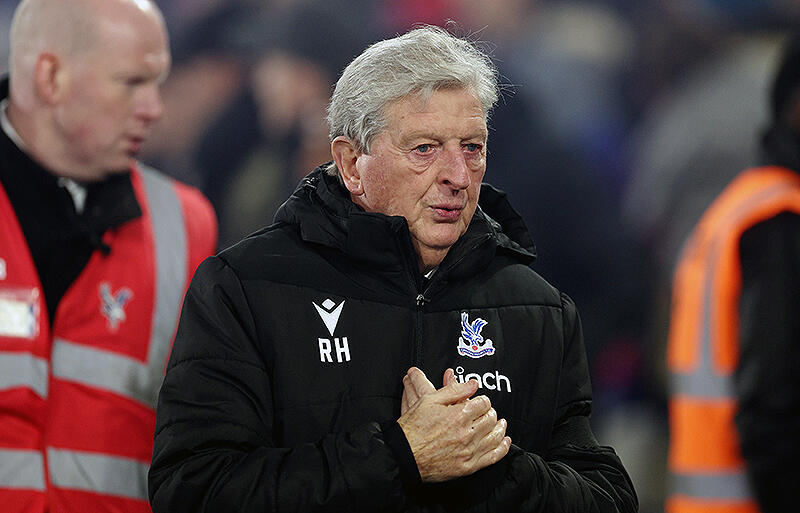 投擲物を回避したホジソン監督