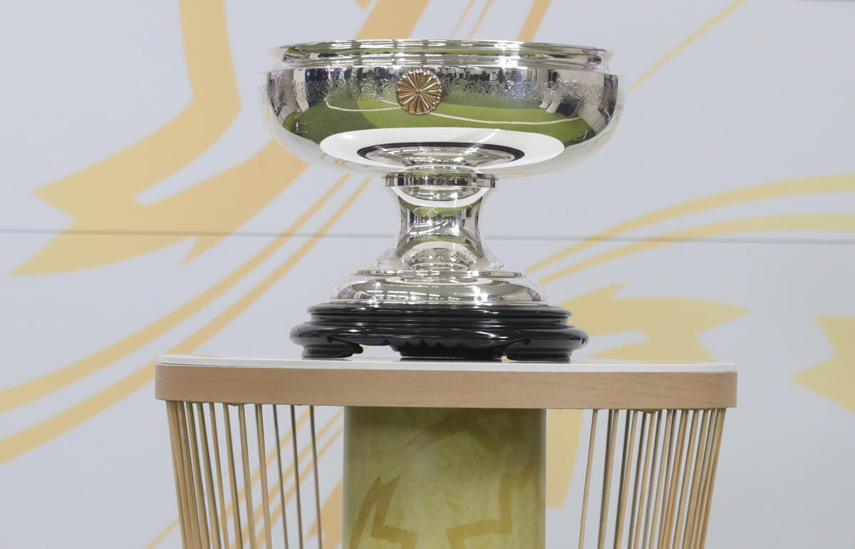 天皇杯の優勝カップ