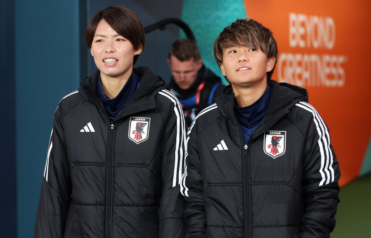 誕生日を迎えた南萌華(右)と祝福した熊谷紗希(左)