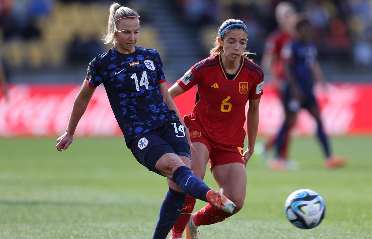 夏のW杯でも対戦したオランダMFフルーネン(左)とスペインMFボンマティ(右)