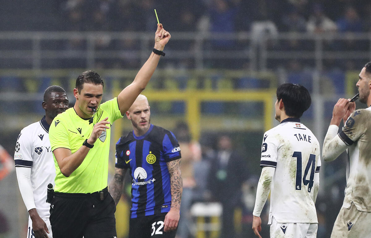 積極的な仕掛けもカードをもらった久保建英