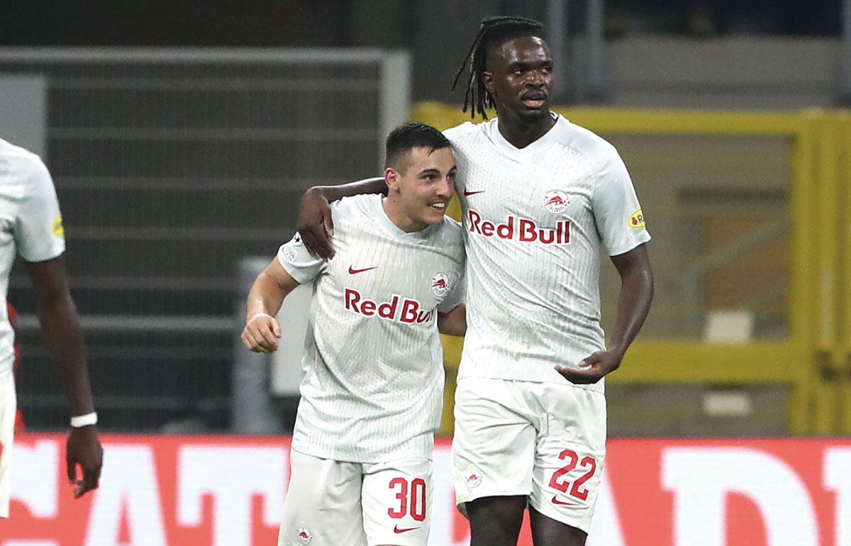 ザルツブルクのMFオスカル・グルーク(左)