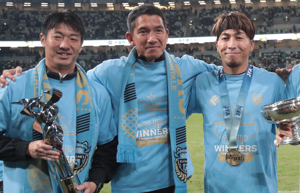 2年間チームを指導した高桑大二朗GKコーチ(中央)