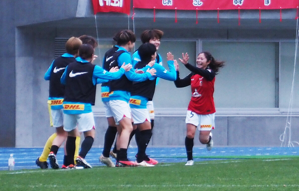 チームメイトと喜びを分かち合う三菱重工浦和レッズレディース伊藤美紀