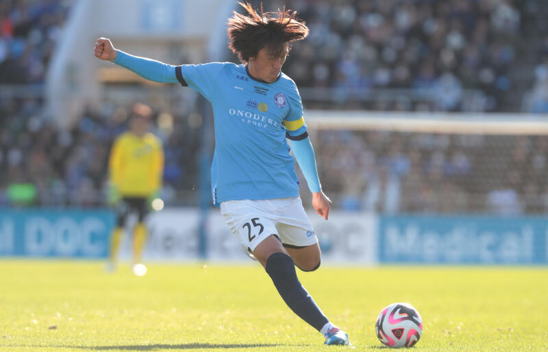 引退試合で得意のFKを放つ中村俊輔氏