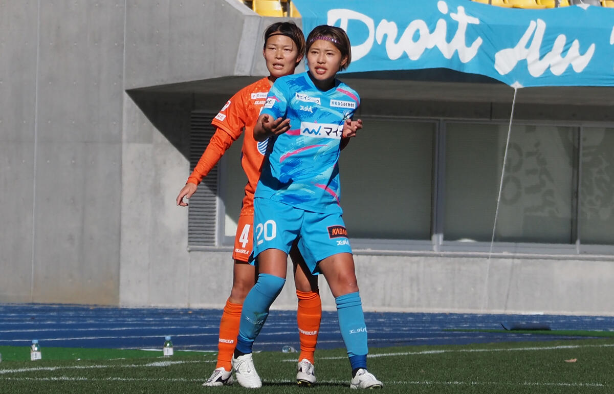 相手を背負うマイナビ仙台レディースFW廣澤真穂