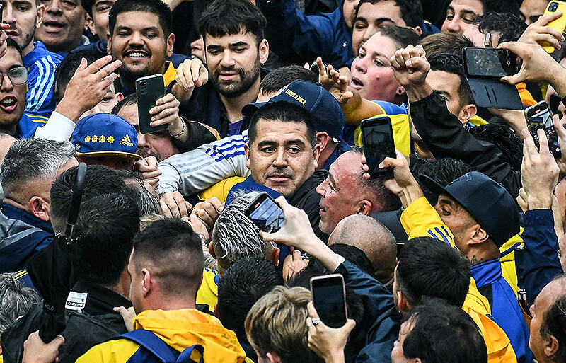 多くの熱狂的サポーターに囲まれるリケルメ新会長