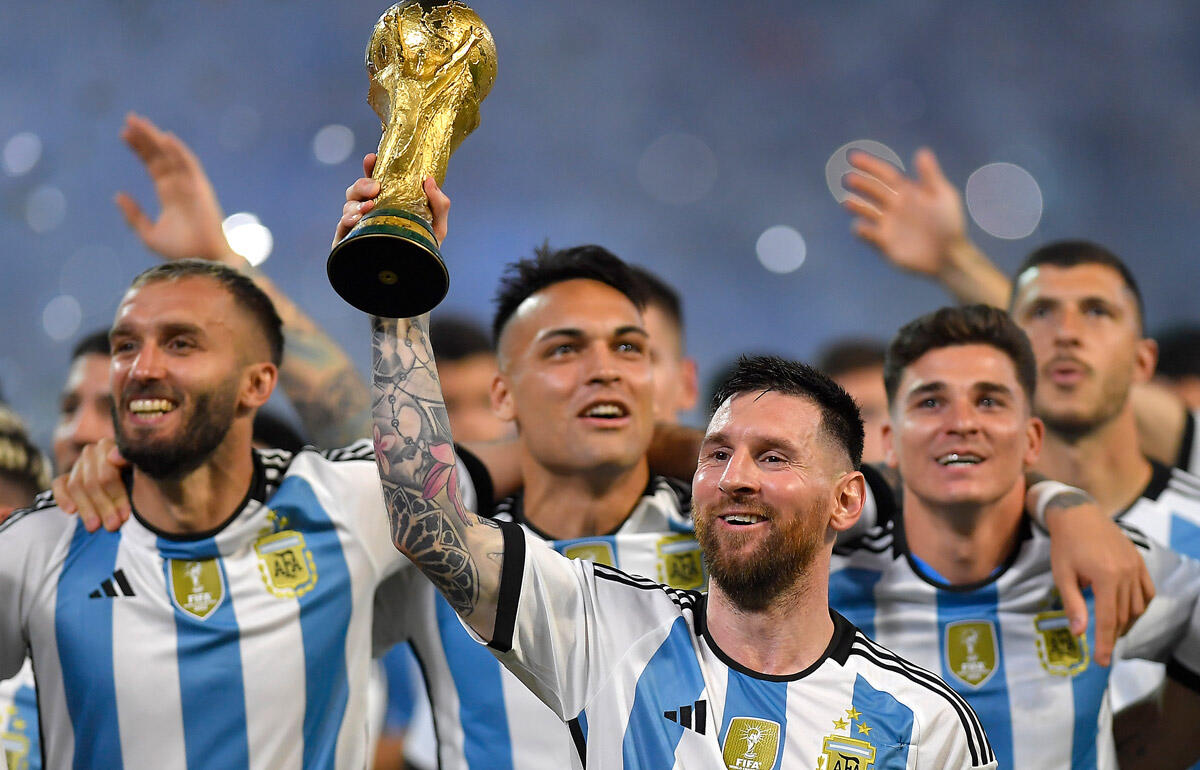 1年前にトロフィーを掲げたメッシ