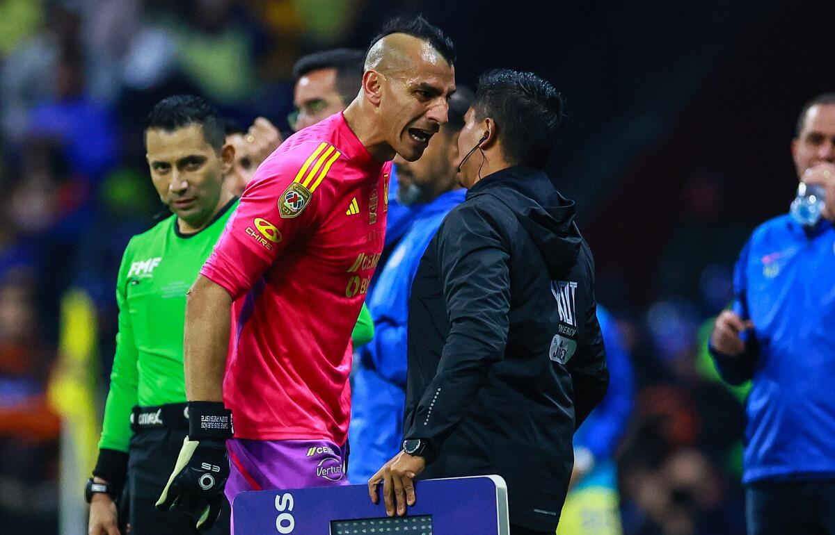 決勝で退場してしまったティグレスのGKナウエル・グスマン(手前左)