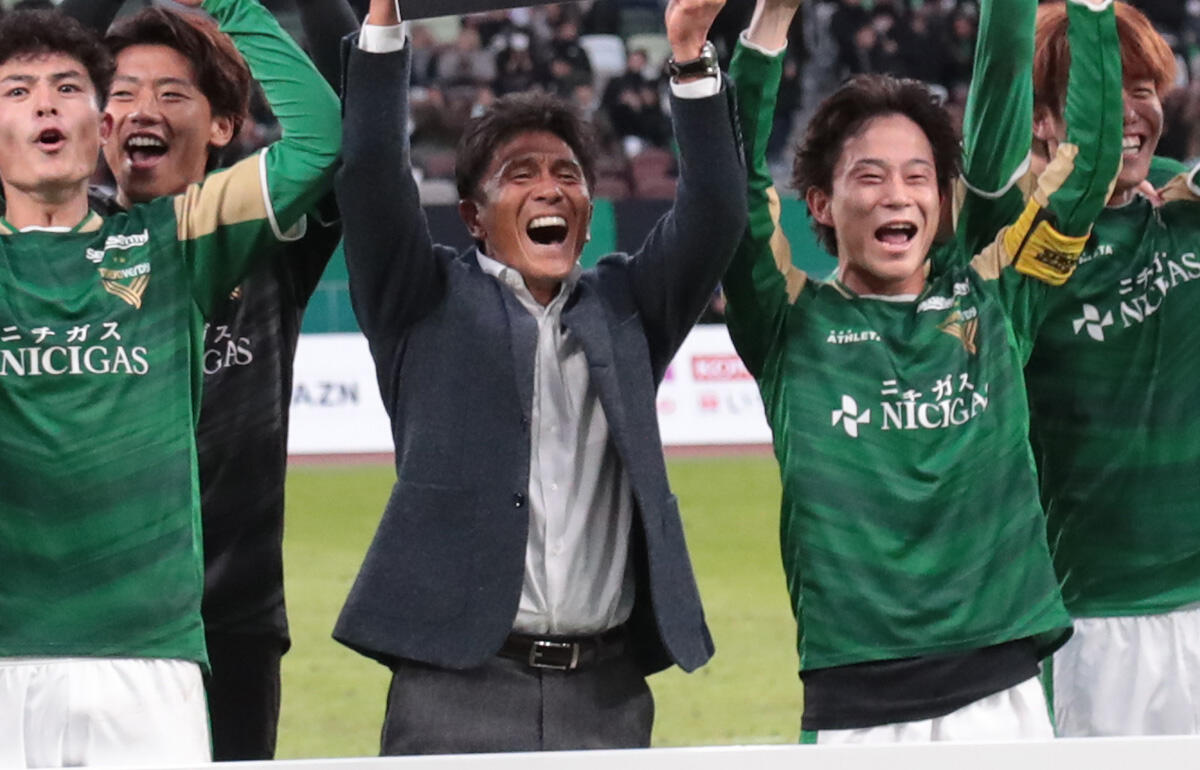 城福浩監督は16年ぶりにチームをJ1昇格に導いた