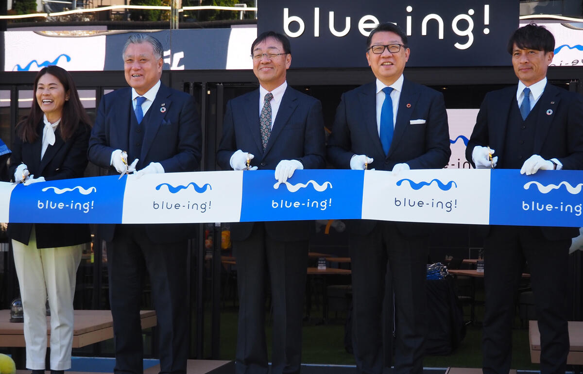 右から宮本恒靖専務理事、成澤廣修区長、長岡勤社長、田嶋幸三会長、澤穂希さん