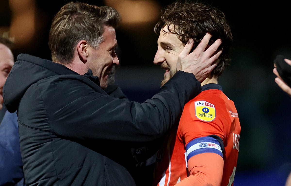 エドワーズ監督(左)と試合中に倒れたロッキャー