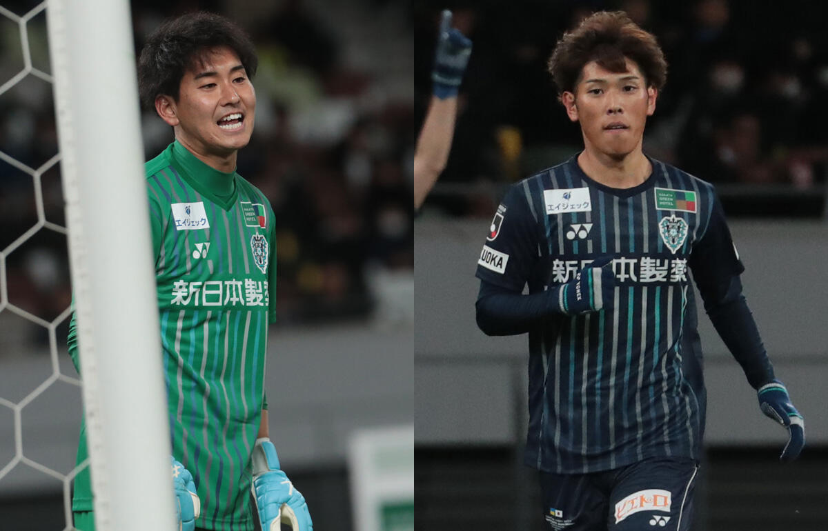 来季も福岡でプレーするGK坂田大樹(左)とMF平塚悠知(右)
