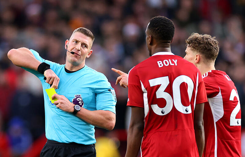 ロブ・ジョーンズ主審の判定が物議の的に