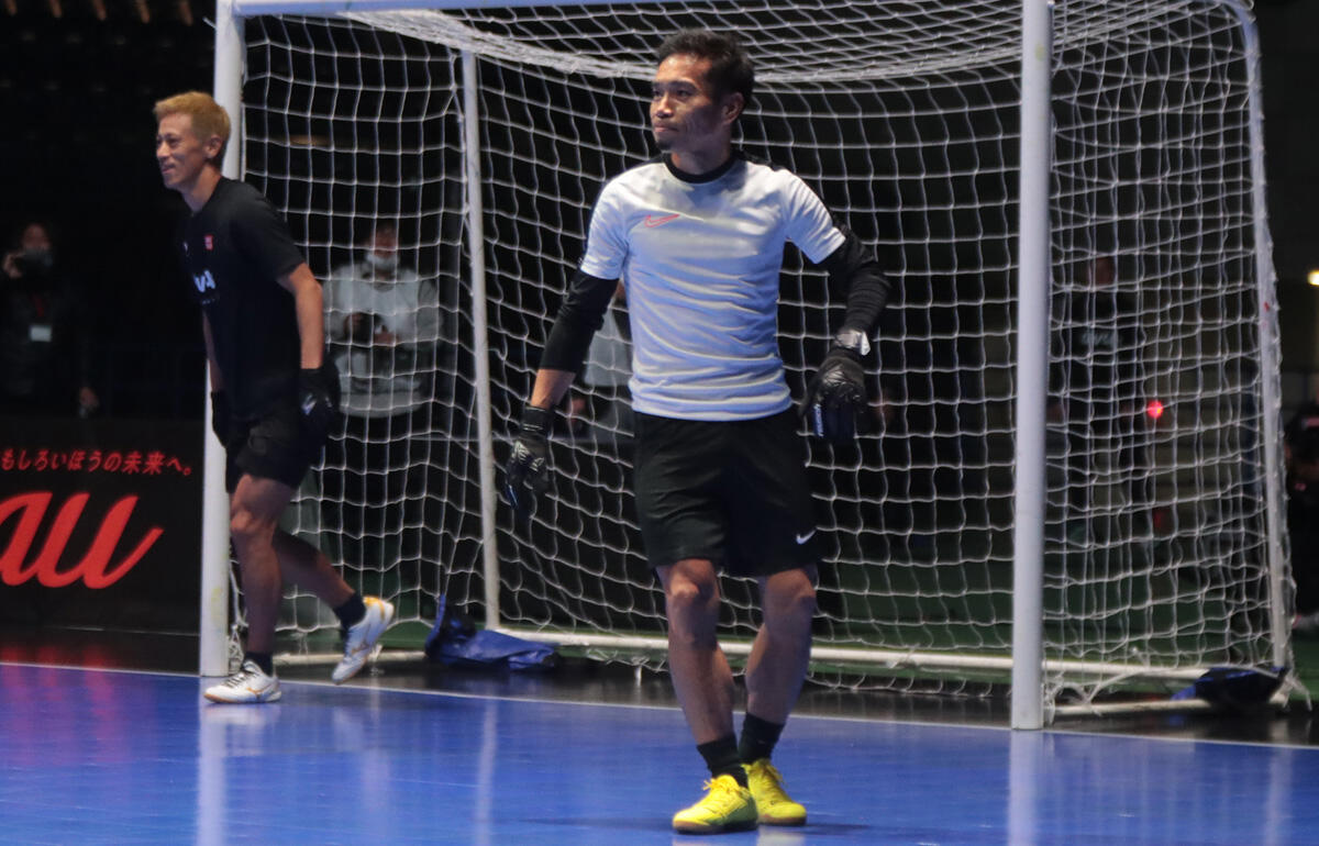 本田圭佑とのPK対決に敗れた長友佑都