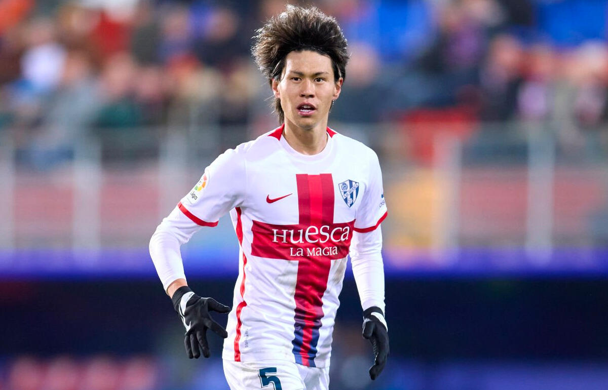 ウエスカでプレーしている橋本拳人