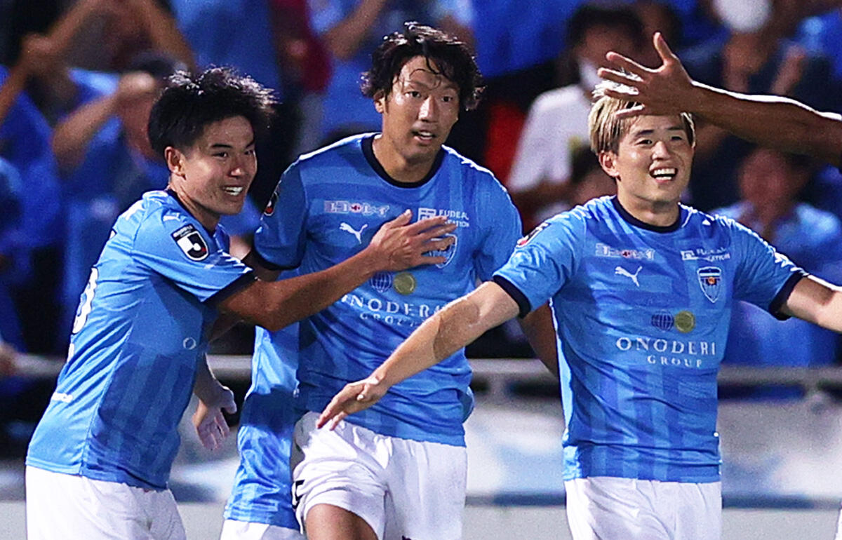 来季も横浜FCでプレーする伊藤翔(中央)