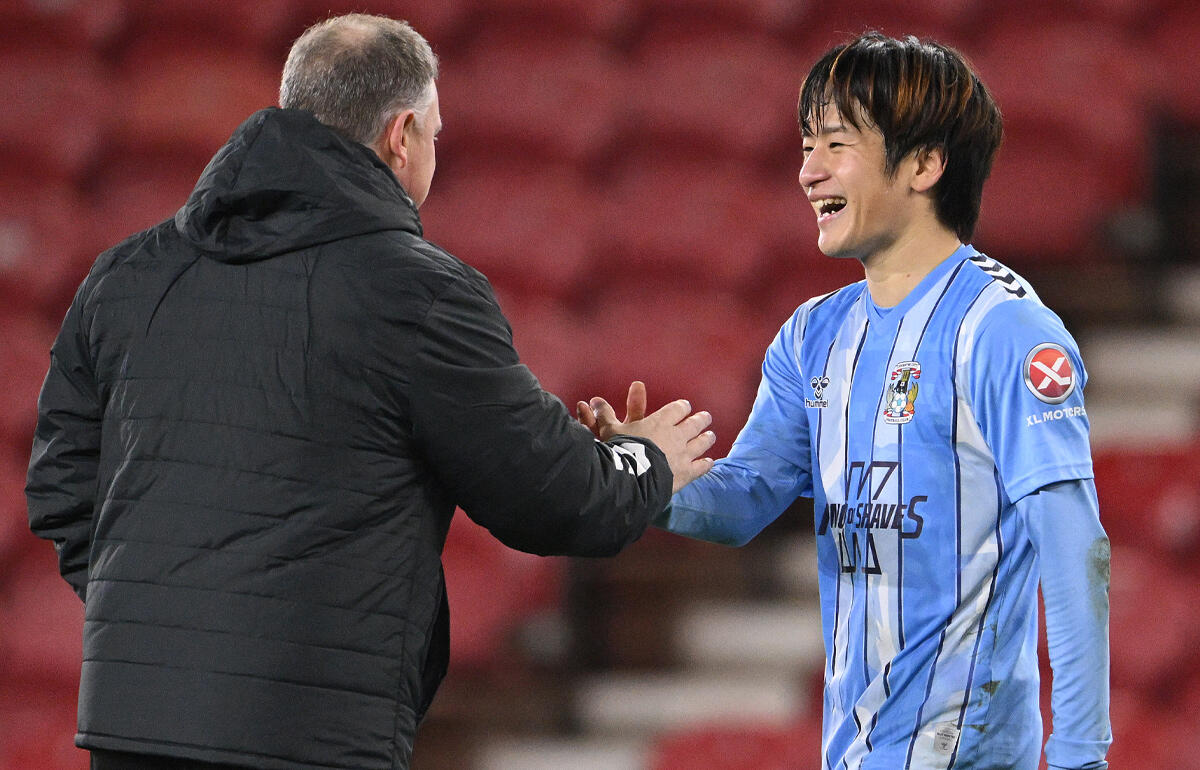 坂元達裕(右)を称えるコヴェントリーFCマーク・ロビンズ監督(左)