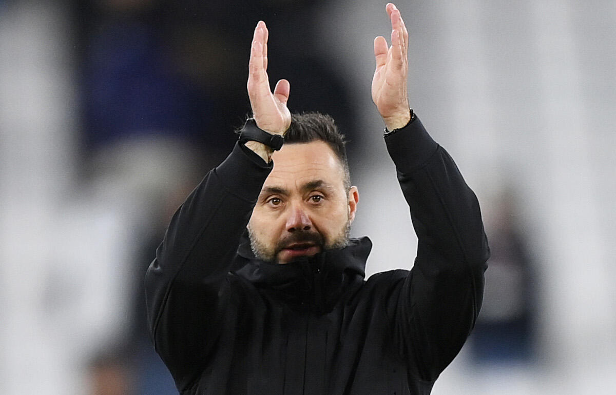 試合を振り返ったデ・ゼルビ監督