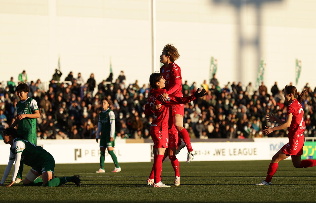 守屋都弥の下へ駆け寄るI神戸の選手たち