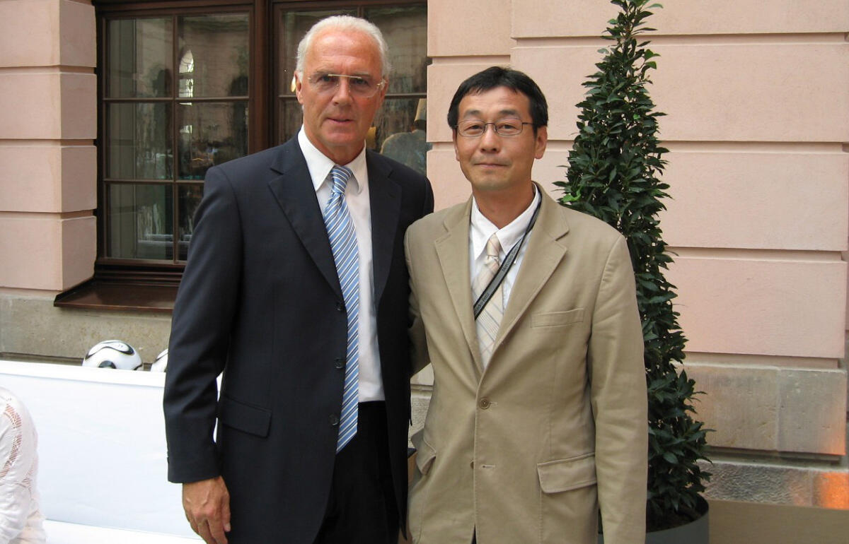2006年ドイツW杯で組織委員長を務めたベッケンバウアー氏と六川亨氏