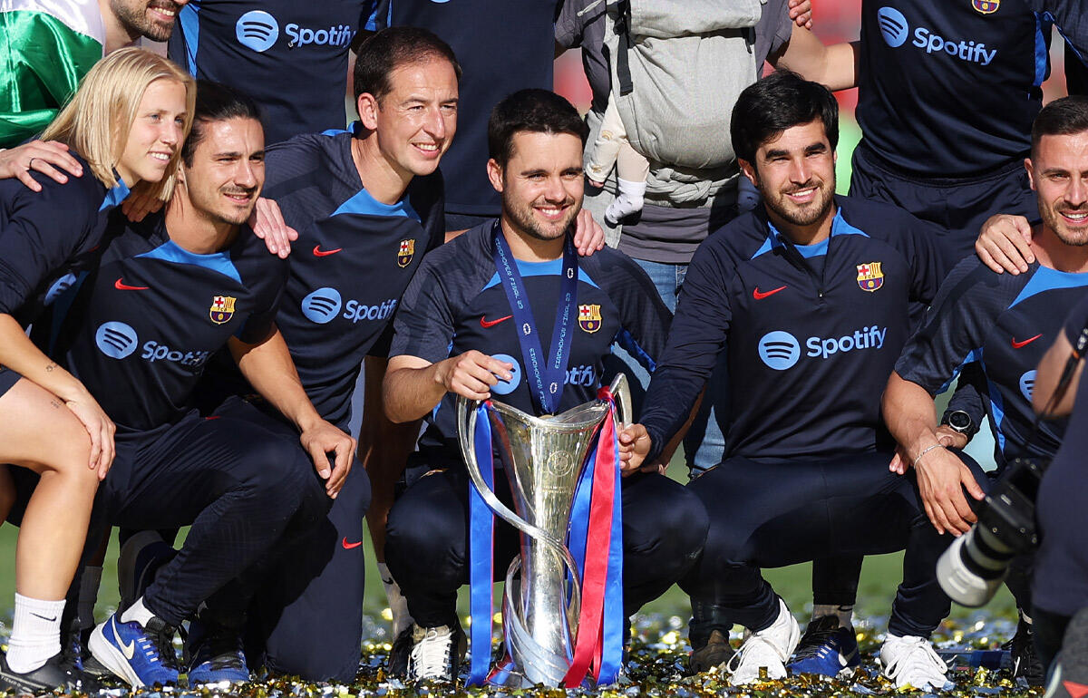 UWCLのトロフィーを手にするホナタン・ヒラルデス監督