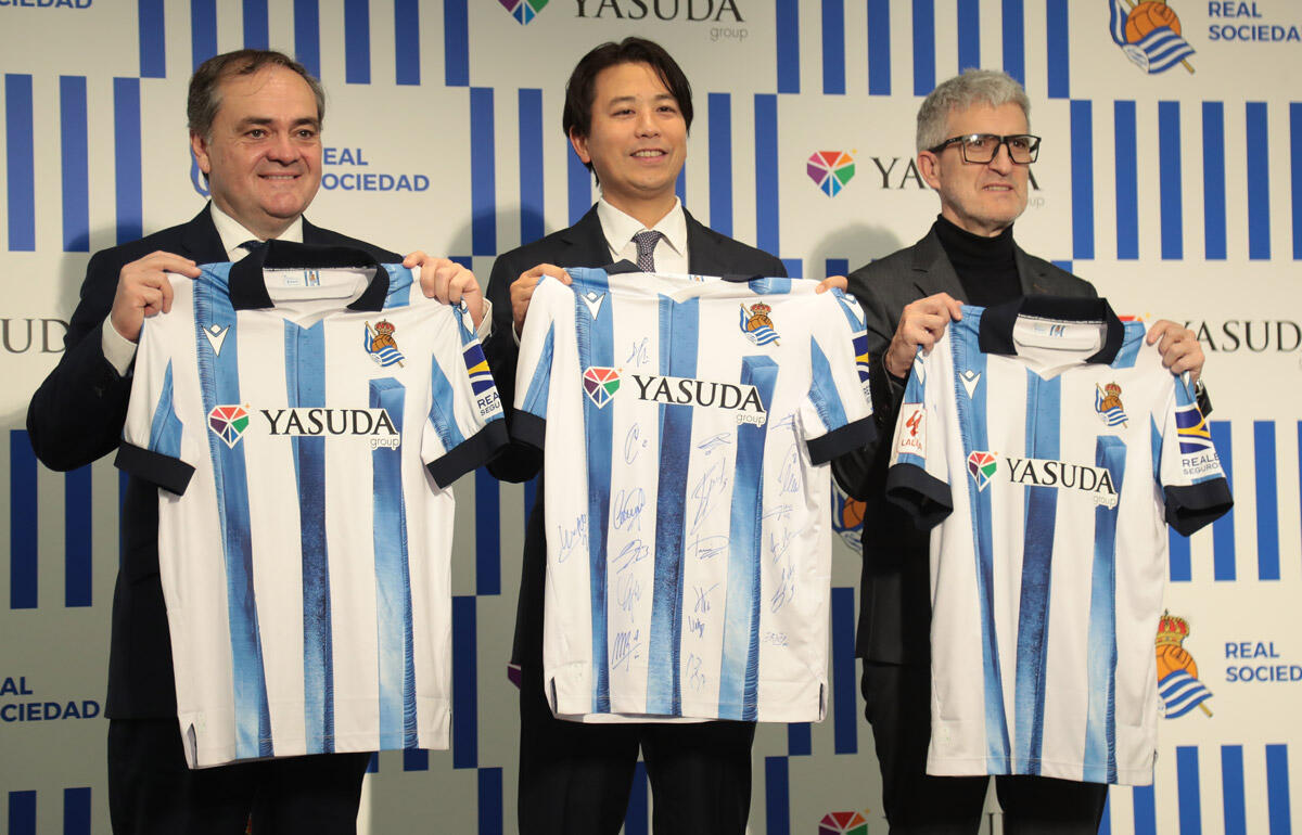 来日したソシエダのヨキン会長(左)、SDのロベルト氏(右)