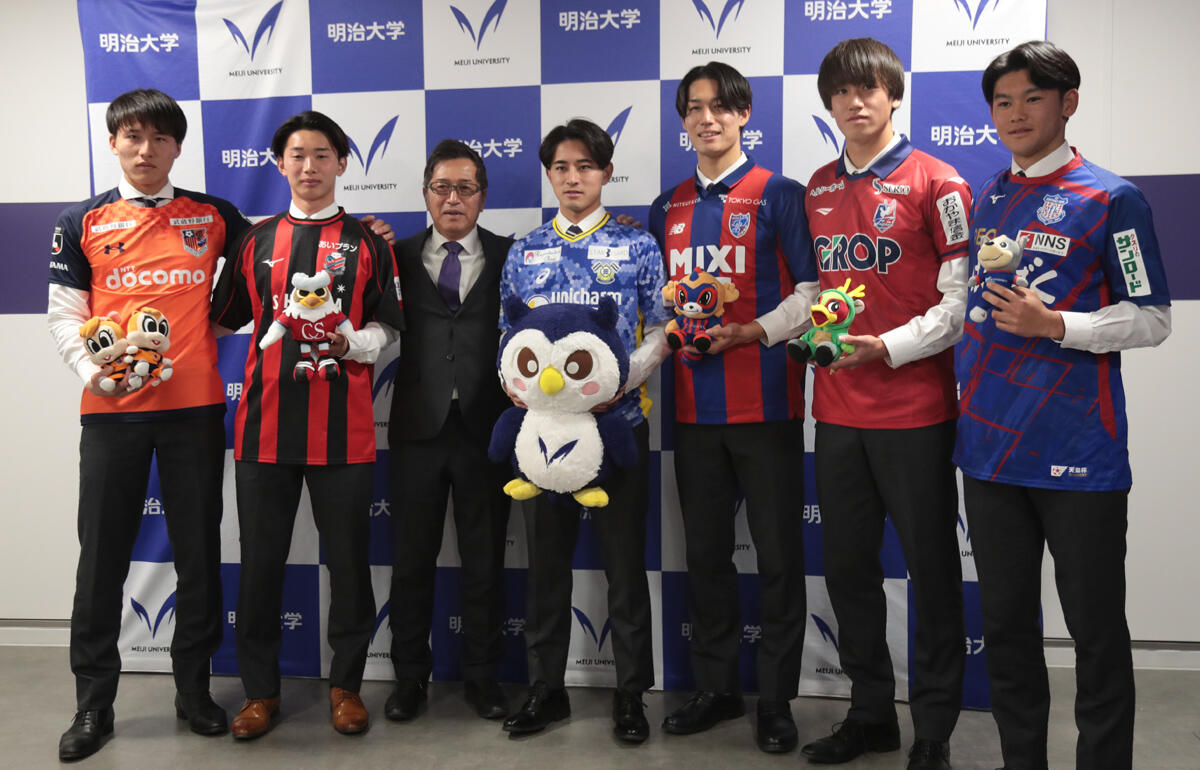 プロ入りが決まった明治大学の6選手/村上、田中、栗田監督、阿部、岡、太田、井上(左から)