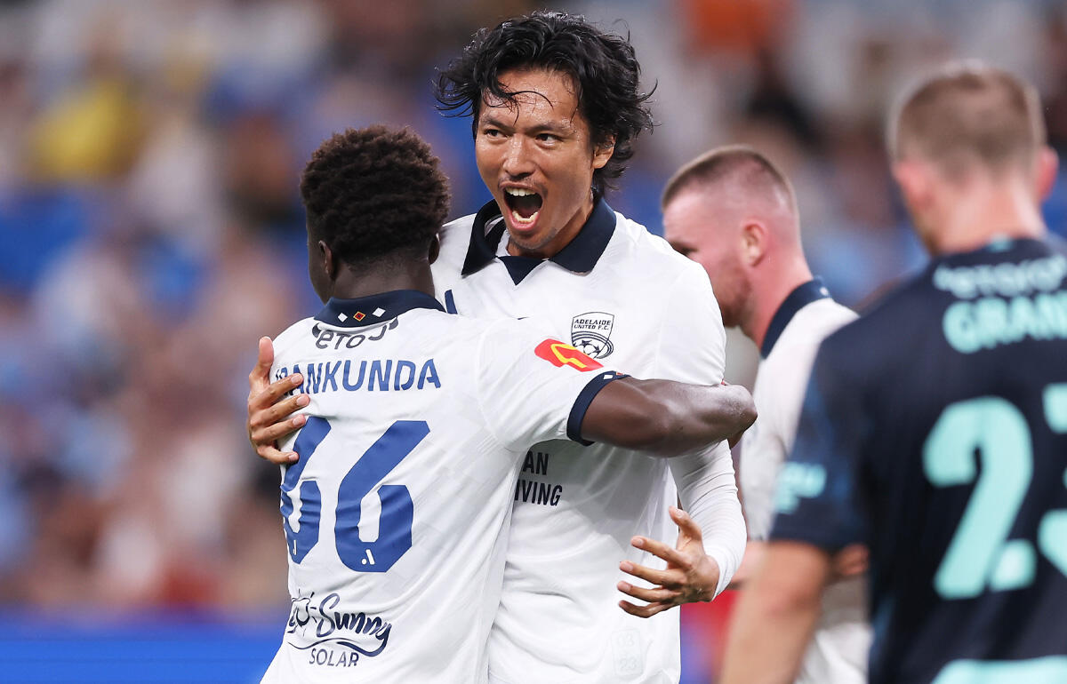 チームメイトを喜びを分かち合うアデレード・ユナイテッドFW指宿洋史
