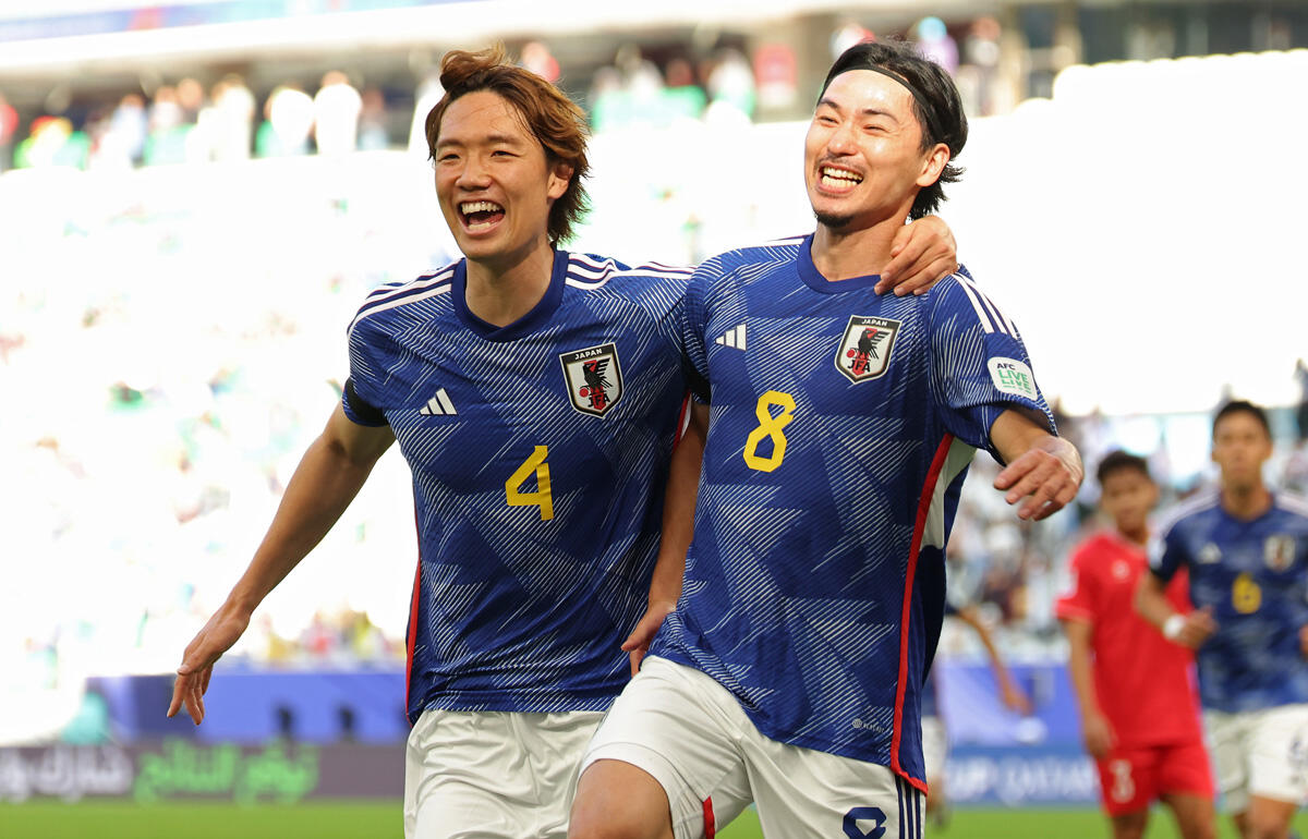 前半で2ゴールを奪った南野拓実(右)