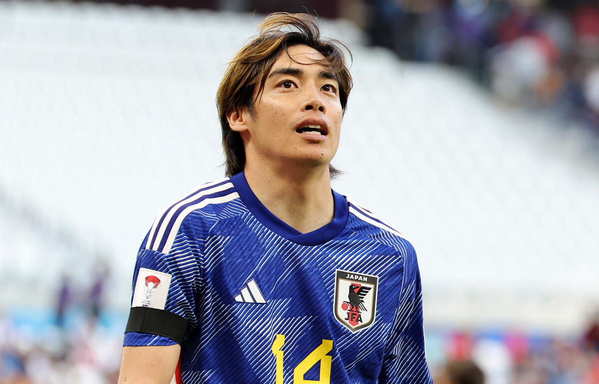 左右のサイドでプレーした伊東純也