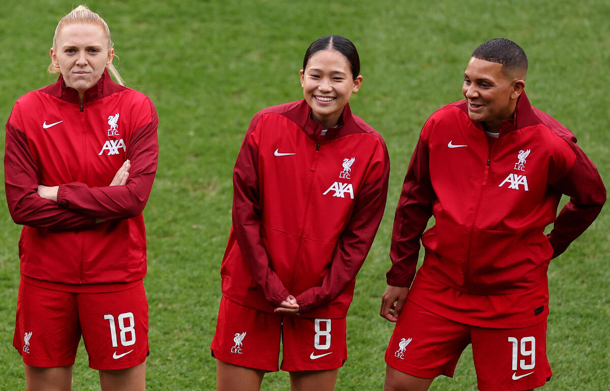 リバプールのMF長野風花(中央)