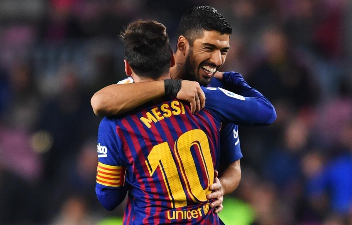 バルセロナで一時代を築いたリオネル・メッシ(手前)とルイス・スアレス(奥)