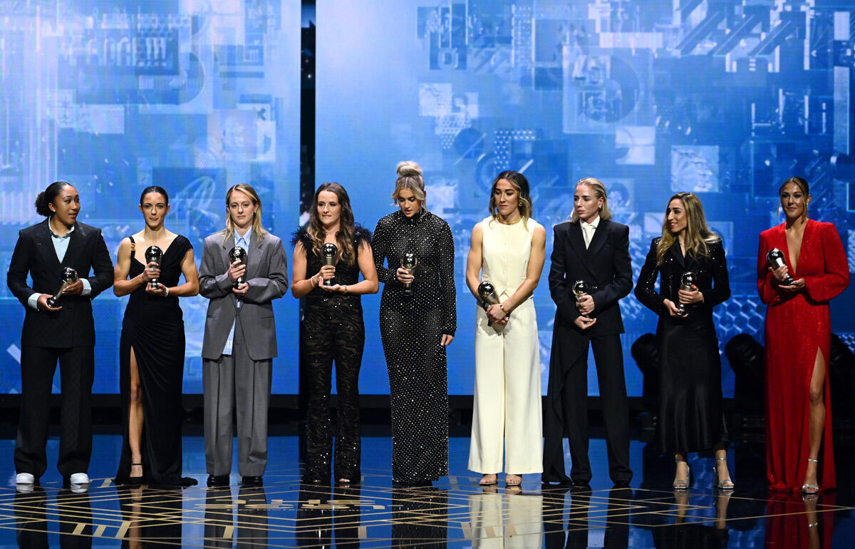 女子ワールドイレブンに選ばれた選手たちがドレスアップ