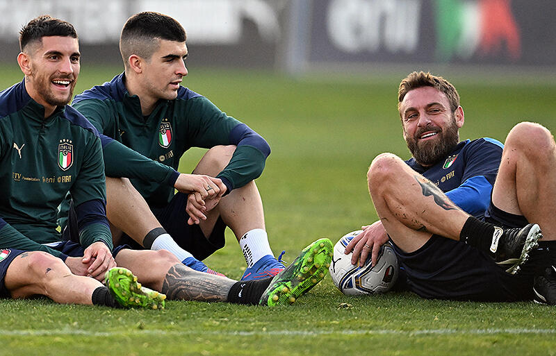 ローマ主力2人と立て直し期すデ・ロッシ監督(右)