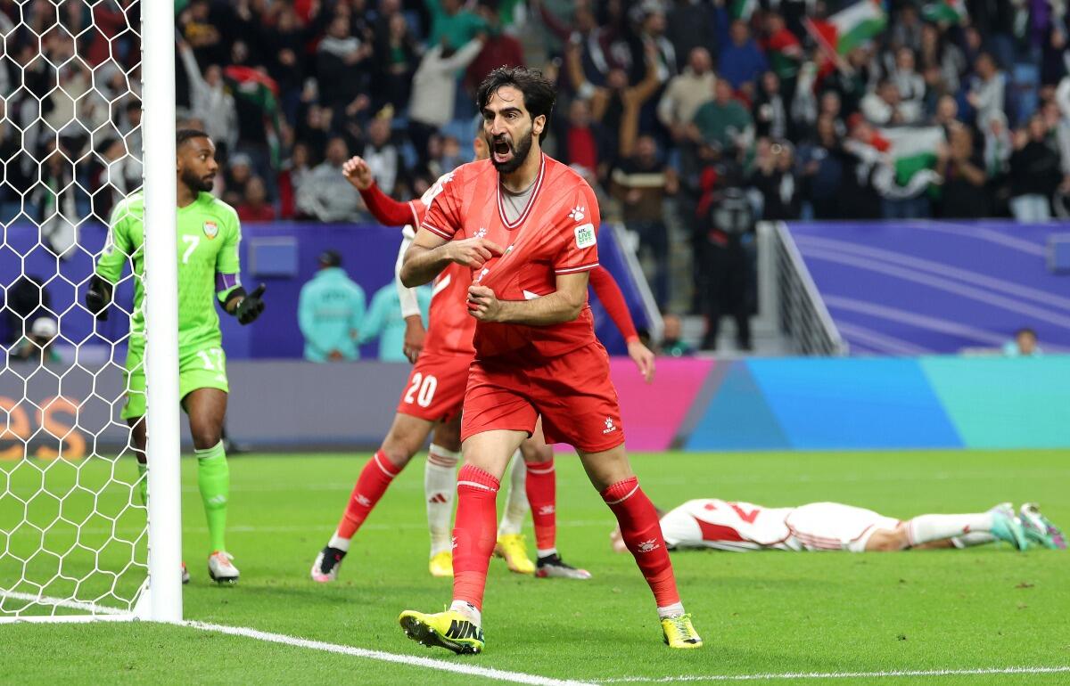 オウンゴールとなってしまったUAE代表のバデル・ナーサル(右奥)