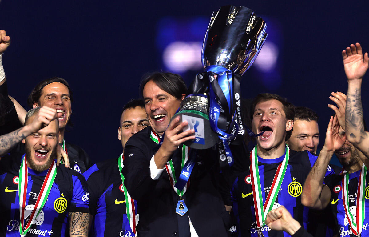 トロフィーを掲げたインザーギ監督