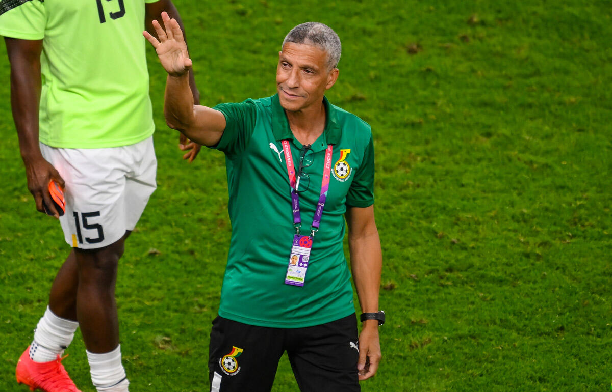 グループステージ敗退で解任されたヒュートン監督