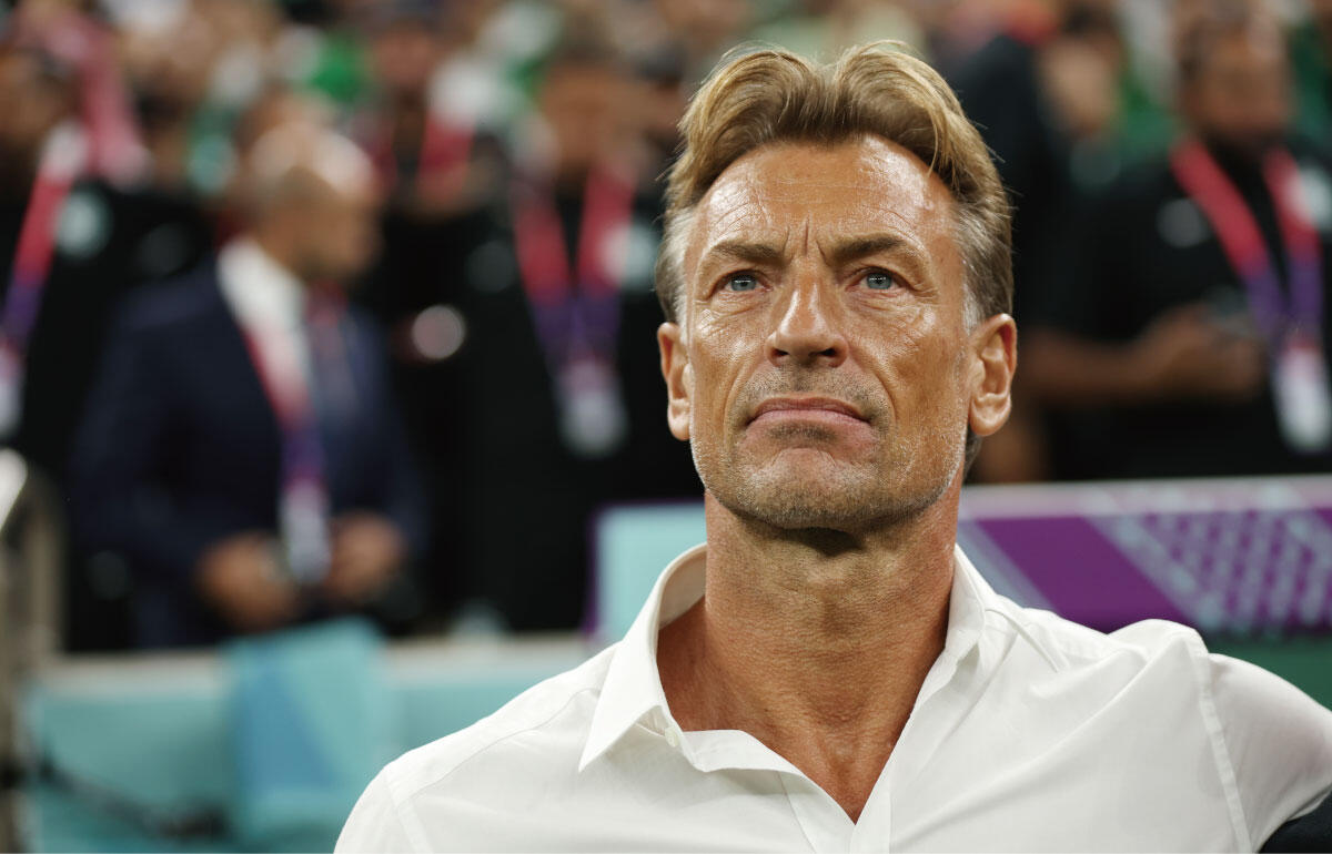 サッカーファンにお馴染みの白シャツダンディー指揮官