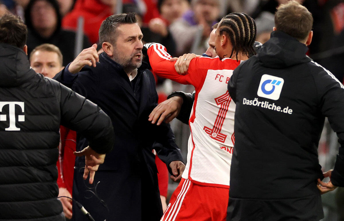 サネとビエリカ監督がライン際で小競り合い