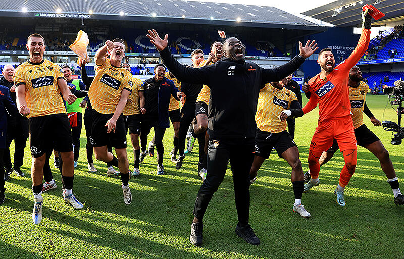 試合後にアウェイサポーターと喜び分かち合う