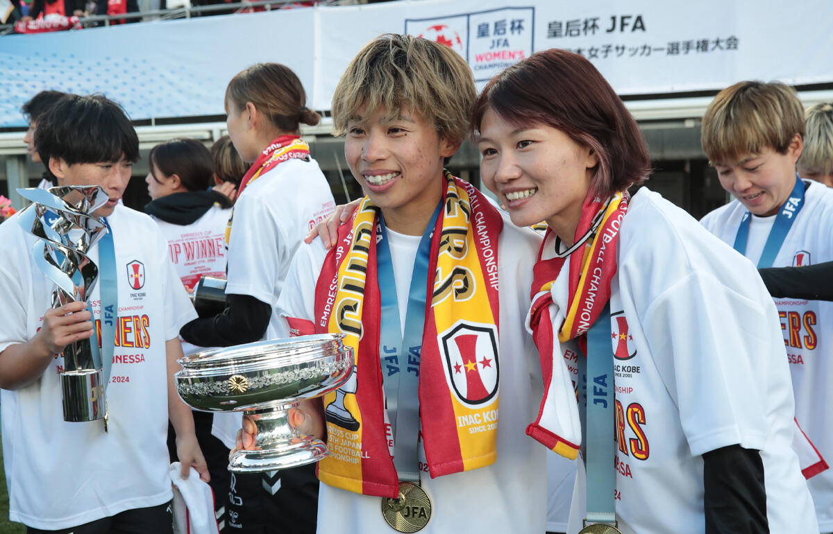 皇后杯を手にするI神戸FW田中美南
