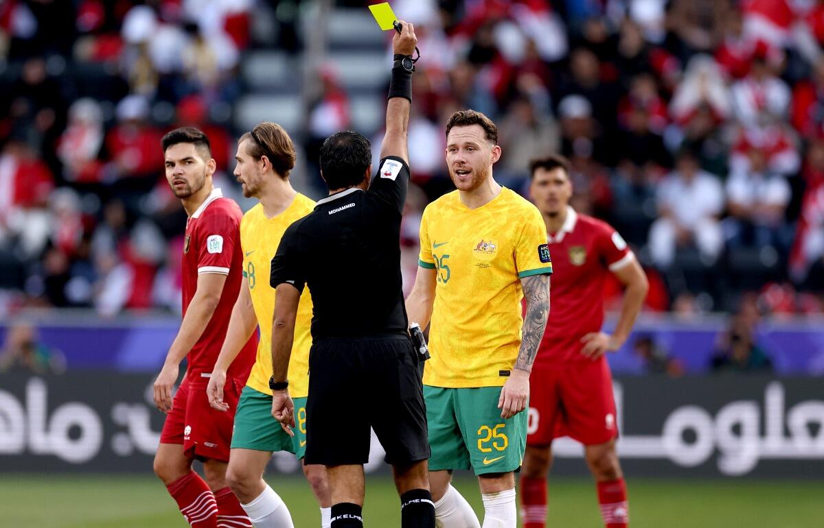 足を引っ掛けて警告を受けたオーストラリア代表DFジェシン・ジョーンズ