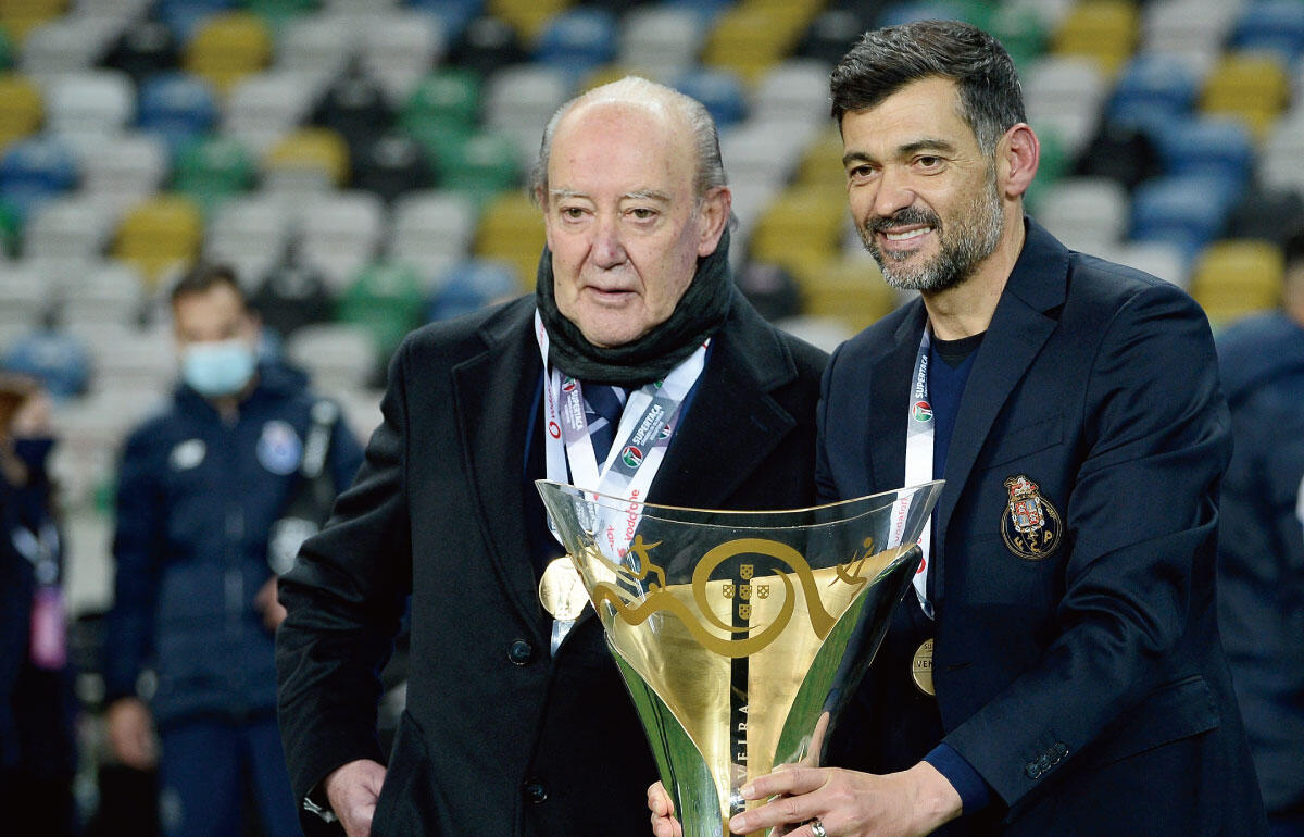 現職のホルへ・ヌーノ・ピント・ダ・コスタ会長(左)