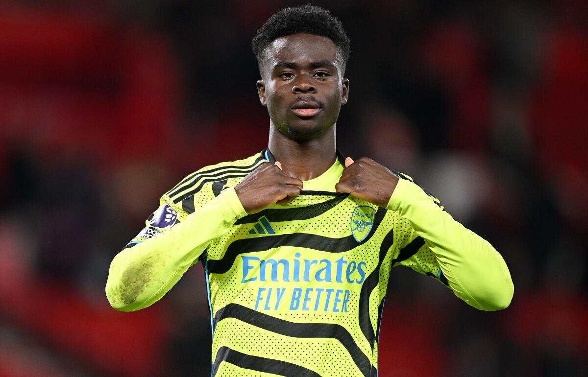 日本人の少年にユニフォームをプレゼントしたアーセナルのFWブカヨ・サカ