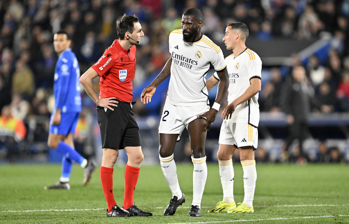 左足を痛めたリュディガー