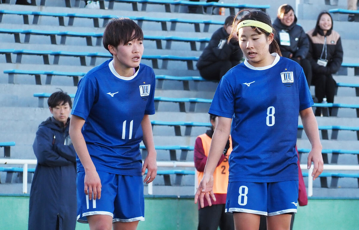 スペイン挑戦を果たす帝京平成大学のMF小原蘭菜(左)