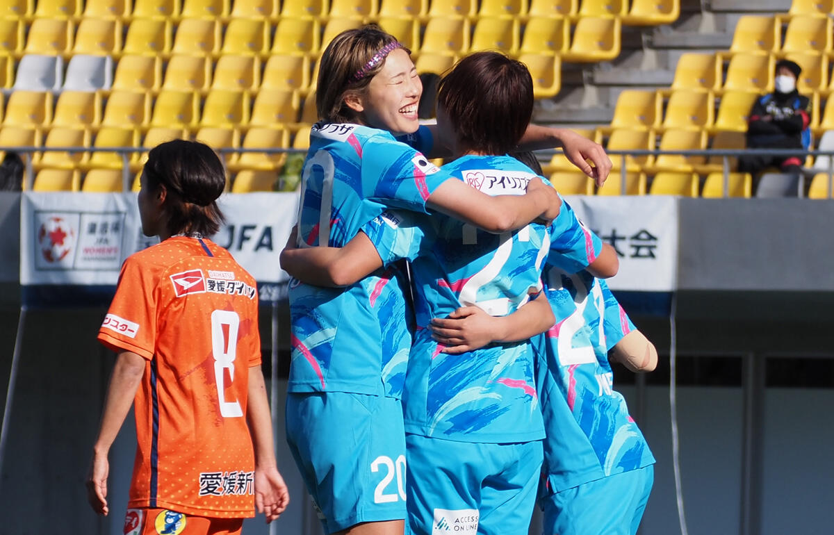 喜びを分かち合うマイ仙台FW廣澤真穂(中央左)