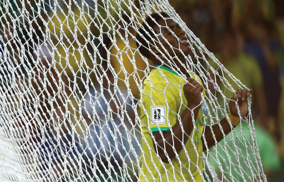 ブラジルがパラグアイのロングボール攻勢に屈す