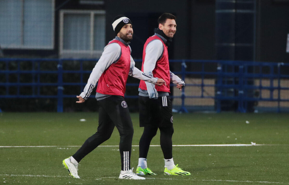 トレーニングするメッシとジョルディ・アルバ